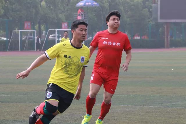 网红阿梓与男友鸟哥奢华订婚，重现金与名酒